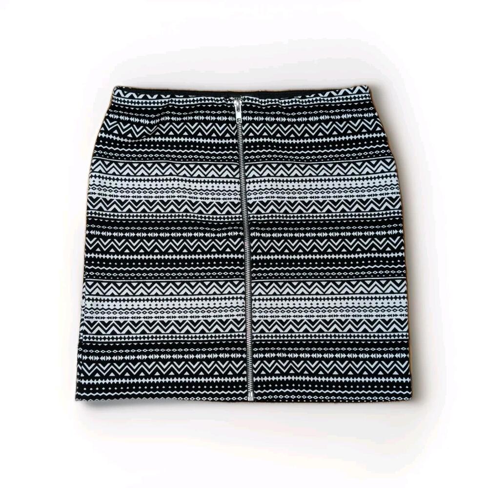 FOREVER 21 Front-Zipper Tribal Print Black/White Mini Skirt Size L Large